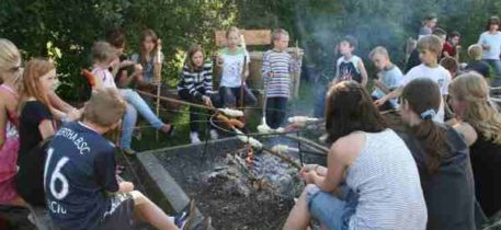 Ferien Gussow 01 - Kinder mit Stockteig