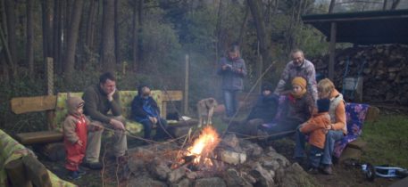 Lagerfeuer auf dem Hof der Herberge in Bahra