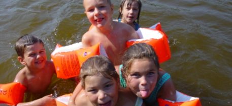Altai-Adventure - Frauensee badende Kinder im See